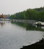 黃水河兩岸生機(jī)盎然，綠意蔥蘢，走在兩岸曲徑通幽的小路上，暗香來(lái)襲，沁人心脾，成為西寧市的一處天然氧吧。